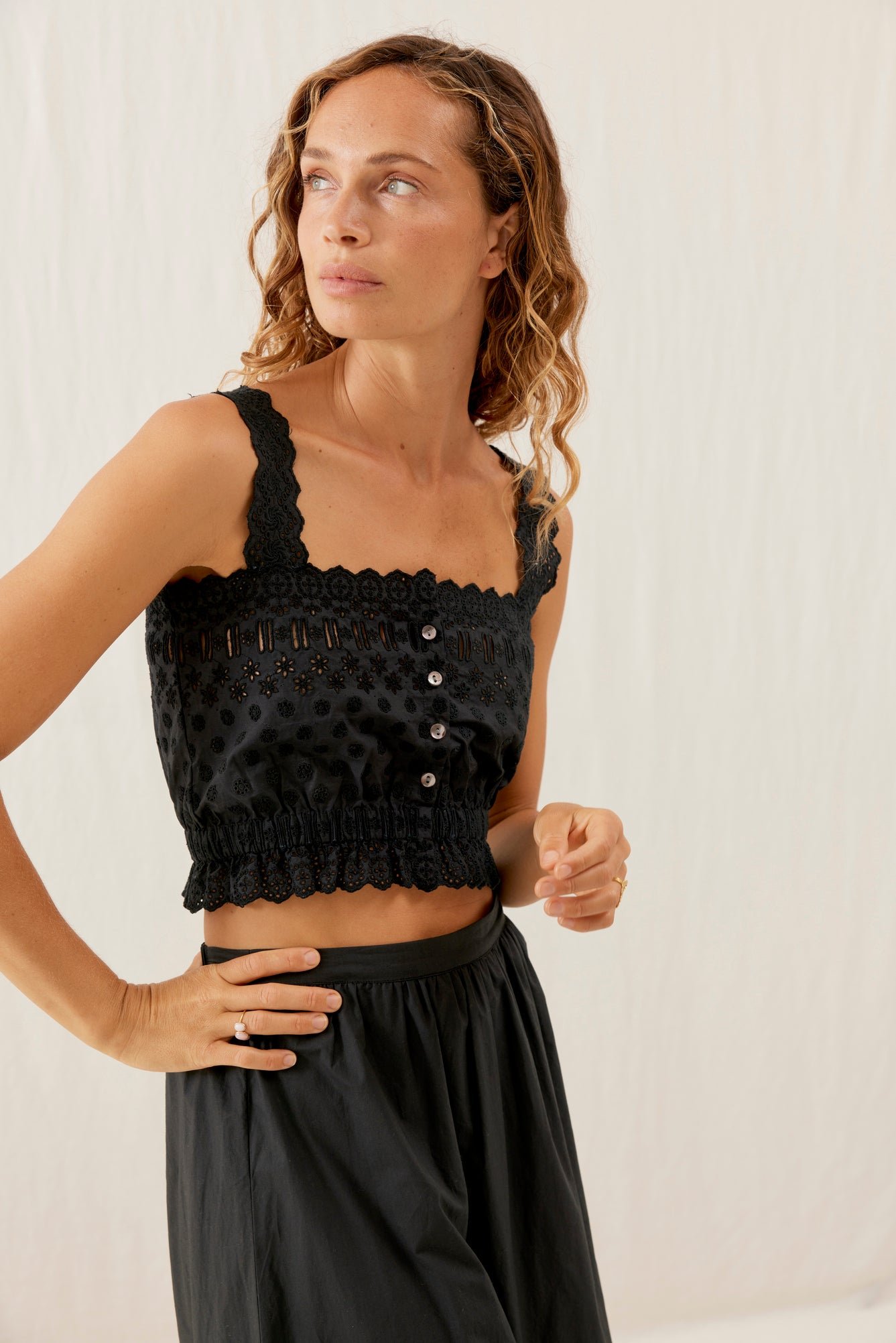 Women_black_cropped_top_online.jpg